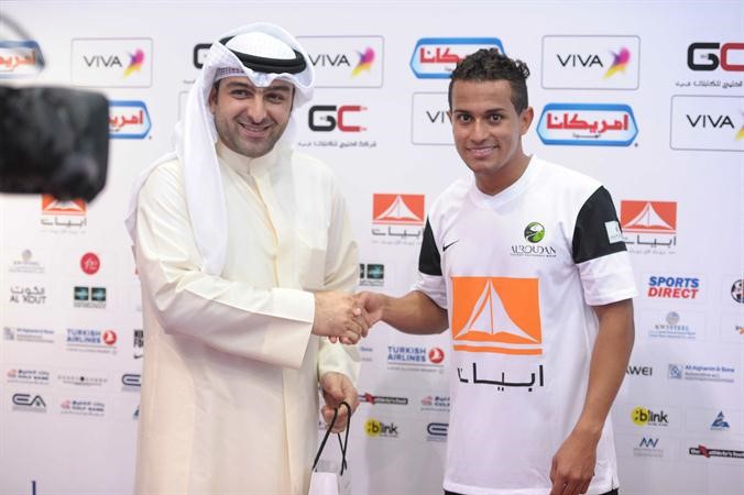 ياسر ابل يسلم جائزة افضل لاعب لفيفي