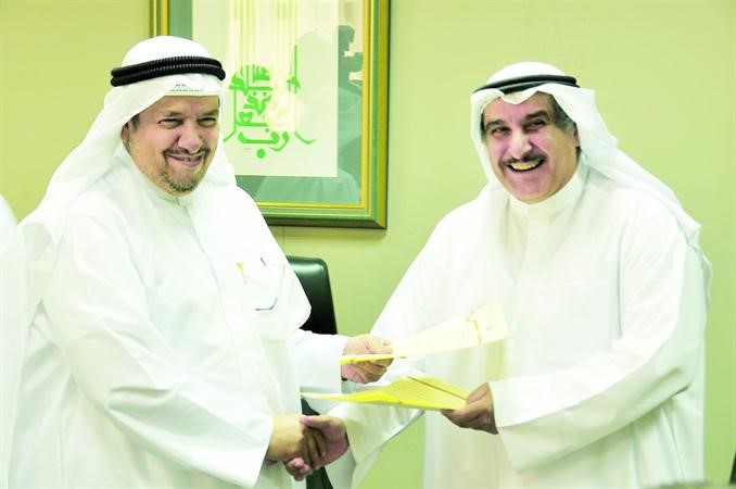 دعادل الفلاح لدى تبادل العقود