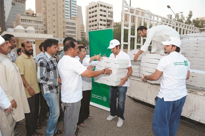 جانب من عملية توزيع الوجبات على الصائمين
