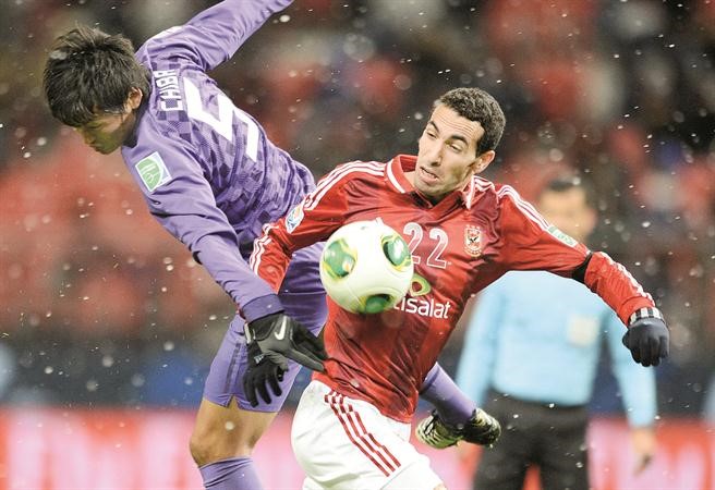 نجم الكرة المصرية محمد ابوتريكة يدرس اللعب في الدوري السعودي