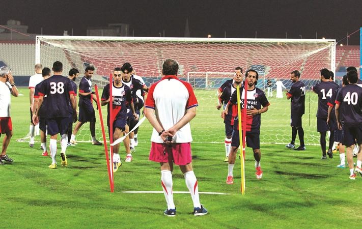 مدرب الابيض ايوان مارين يراقب اللاعبين خلال التدريب الاول	 عادل اليعقوب﻿