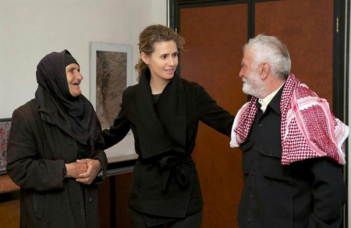 السيدة الاولى اسماء الاسد خلال استقبالها وفود من اهالي عناصر الجيش النظامي الذين قتلوا في الحرب السورية ا ب 
