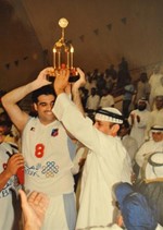 احدى الكؤوس التي فاز بها