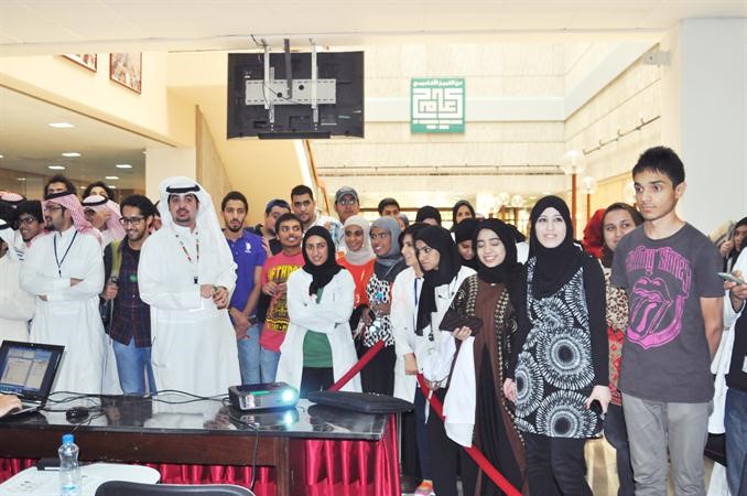 القبندي يتوسط زملاءه من كلية الطب