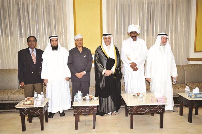 السفراء يحيى عبد الجليل وعبدالعزيز الفهيد وعبد القادر امين يهنئون م طارق العيسى