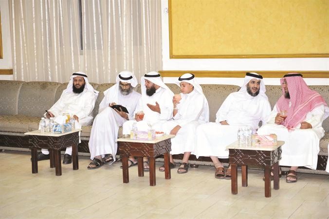 عدد من المهنئين في جمعية احياء التراث