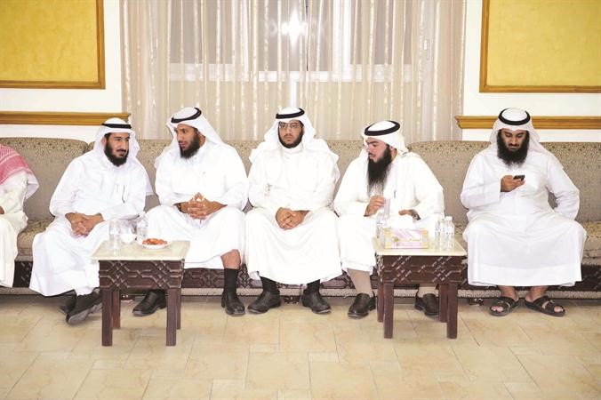 مهنئون بالشهر الفضيل