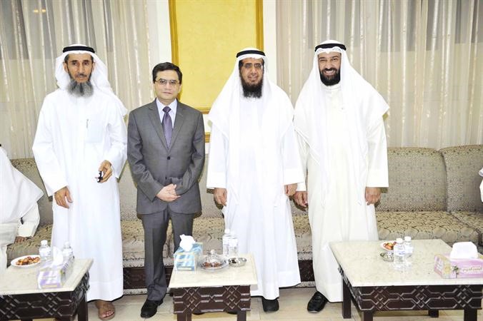 د علي العمير وم طارق العيسى ود ناظم المسباح ونائب السفير المصري المستشار يسري خليل هاني عبدالله