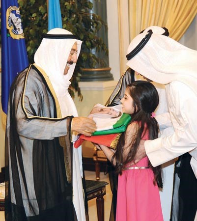 صاحب السمو الامير الشيخ صباح الاحمد يتسلم علم الكويت عليه صورة سموه من احدى الزهرات