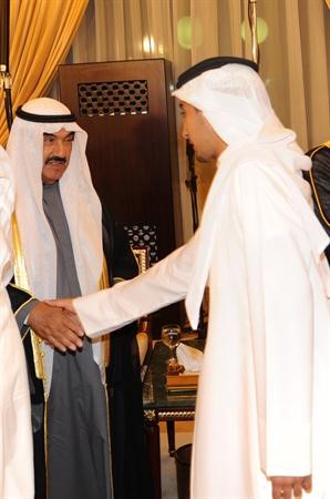 سمو الشيخ ناصر المحمد مستقبلا احد المهنئين﻿