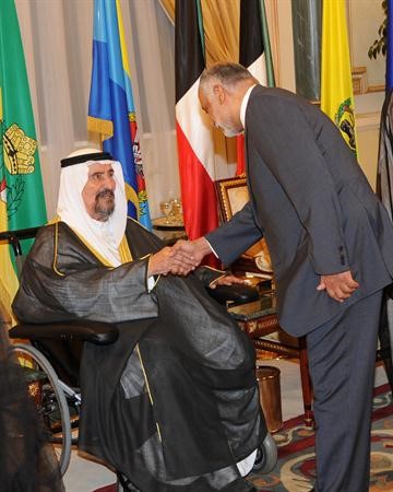 سمو الشيخ سالم العلي مصافحا دمحمد الجارالله﻿