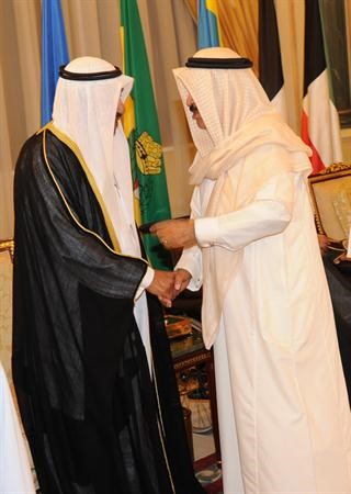 الشيخ مبارك عبدالله الاحمد مرحبا باحد المهنئين﻿