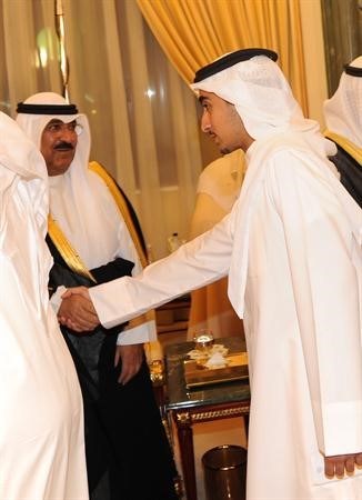 الشيخ مشعل الاحمد في استقبال احد المهنئين﻿