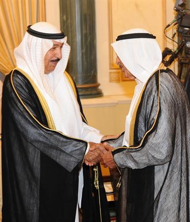 الشيخ جابر العبدالله مرحبا باحد المهنئين﻿