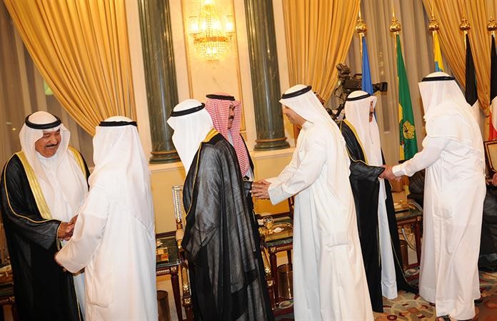 سمو ولي العهد الشيخ نواف الاحمد والشيخ مبارك عبدالله الاحمد والشيخ جابر العبدالله في استقبال المهنئين﻿