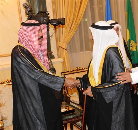 سمو ولي العهد مستقبلا احد المهنئين﻿