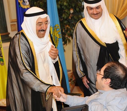 صاحب السمو الامير مصافحا احد المهنئين ﻿