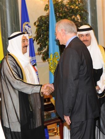 صاحب السمو الامير مستقبلا احد المهنئين﻿