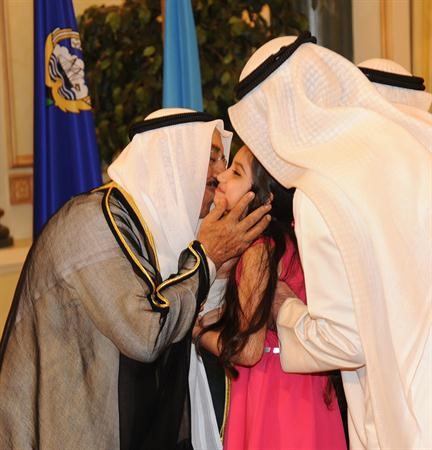 صاحب السمو الامير الشيخ صباح الاحمد مقبلا احدى الزهرات خلال الاستقبال﻿
