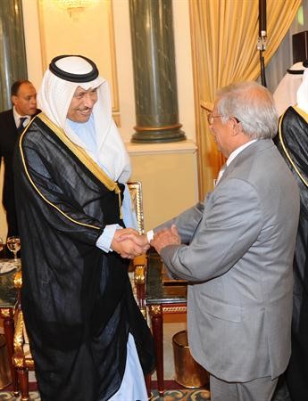 سمو رئيس الوزراء الشيخ جابر المبارك مستقبلا احد المهنئين﻿