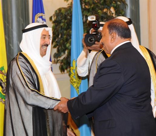 صاحب السمو الامير مصافحا خالد الحربان﻿