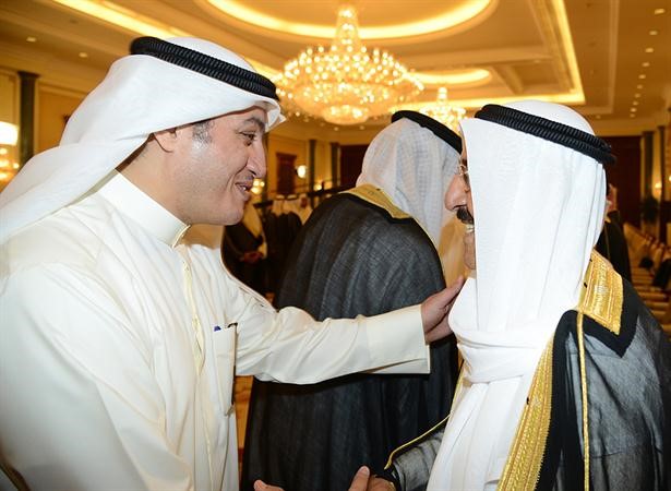 صاحب السمو الامير مصافحا عسكر العنزي﻿