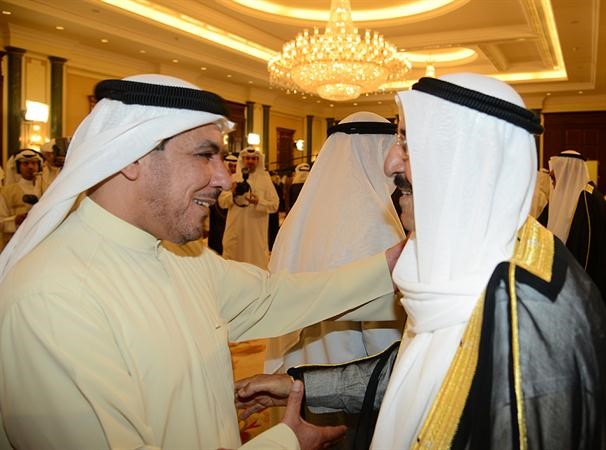 صاحب السمو الامير الشيخ صباح الاحمد مصافحا دحسن جوهر﻿