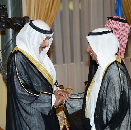 الشيخ جابر العبدالله مستقبلا احد المهنئين﻿