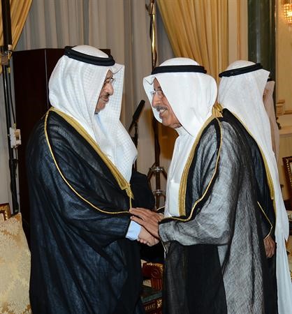 سمو رئيس الوزراء الشيخ جابر المبارك مصافحا احد المهنئين﻿