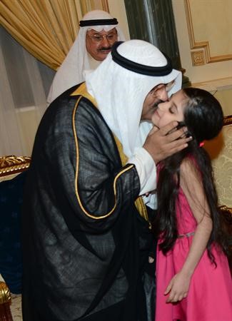 الشيخ مشعل الاحمد يقبل احدى الزهرات﻿