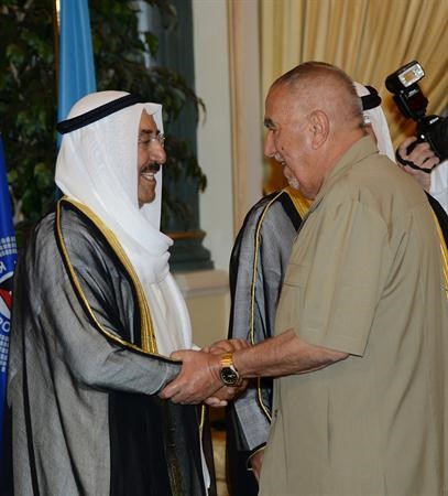 صاحب السمو الامير مصافحا دعبدالرحمن العوضي﻿