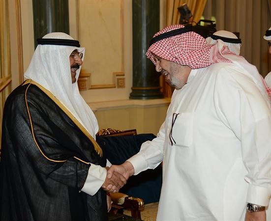 الشيخ مشعل الاحمد مصافحا فيصل القناعي﻿