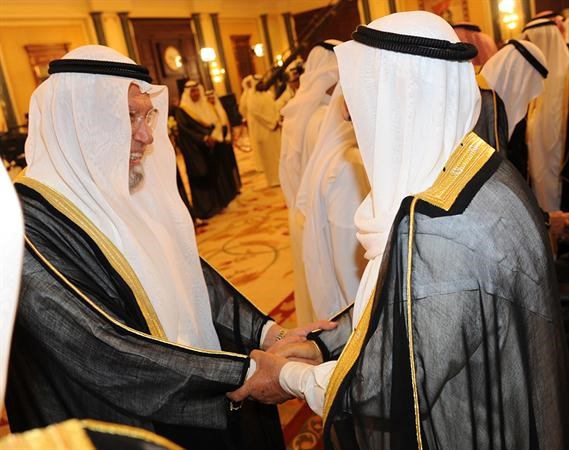 صاحب السمو الامير مصافحا احمد باقر﻿