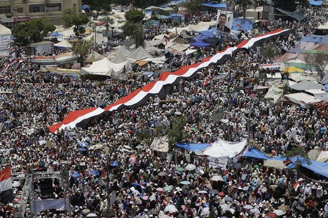 مؤيدو الرئيس المعزول محمد مرسي خلال تظاهرة قبل صلاة الجمعة امام ميدان رابعة العدوية امس اپ