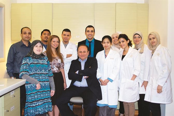 طاقم العمل في مختبر مستشفى رويال حياة﻿