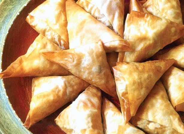 سمبوسك بصلصة النعناع والكزبرة