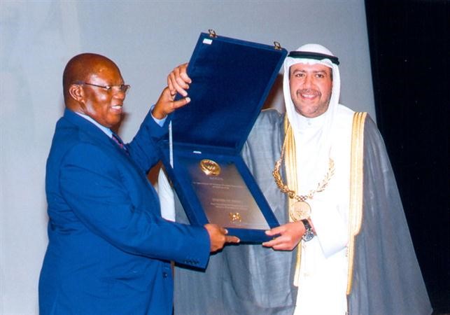 رئيس انوك ورئيس المجلس الاولمبي الاسيوي الشيخ احمد الفهد خلال تقلده وسام المجلس الاولمبي الافريقي﻿