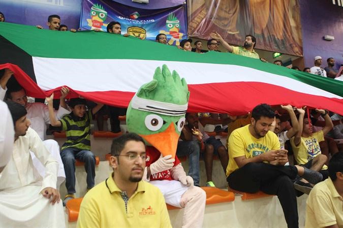 جمهور البطولة يحملون علم الكويت في المدرجات في صالة كاظمة﻿