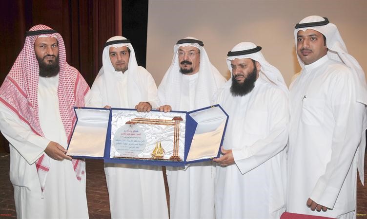 درع تكريمية للنائب السابق محمد هايف محمد خلوصي