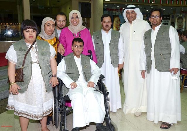 خالد الهاجري وعدد من المعاقين
