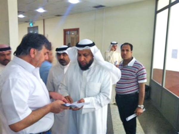 جمال الدوسري في حديث مع احد المراجعين خلال جولته في ادارة عمل العاصمة