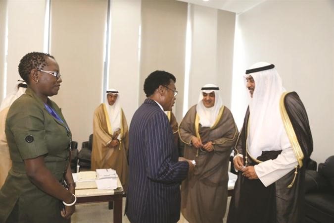 الشيخ صباح الخالد اثناء لقائه دافرون لونغو وزير الخارجية في زامبيا ﻿