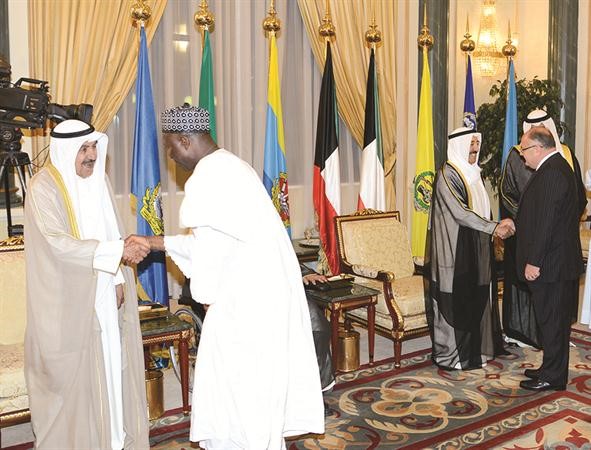 صاحب السمو الامير والشيخ مبارك عبدالله الاحمد في استقبال الديبلوماسيين﻿