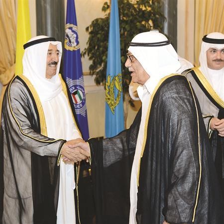 صاحب السمو الامير مصافحا دصالح العجيري﻿