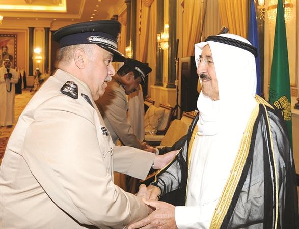 صاحب السمو الامير مصافحا الفريق سليمان الفهد﻿