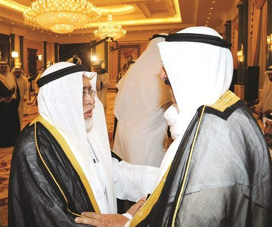 صاحب السمو مصافحا المستشار راشد الحماد﻿