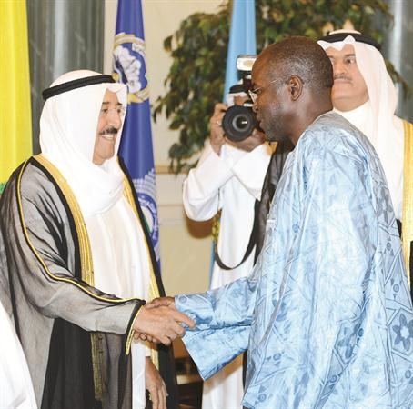 صاحب السمو الامير مصافحا عبدالاحد امباكي﻿