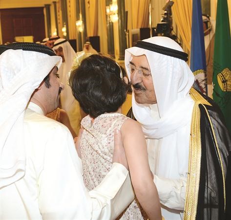 صاحب السمو يقبل احدى الزهرات﻿