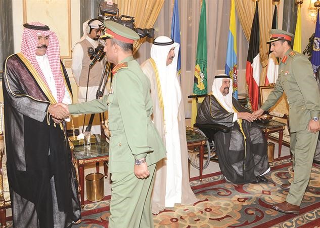 سمو ولي العهد وسمو الشيخ سالم العلي والشيخ مبارك عبدالله الاحمد يتلقون التهاني من منتسبي الحرس الوطني﻿