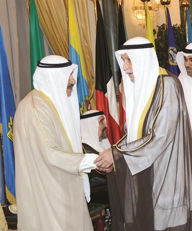 الشيخ مبارك عبدالله الاحمد مصافحا د خالد المذكور﻿